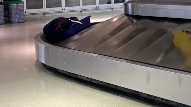 Valigia in aeroporto turisti internazionali che viaggiano aeroporto terminal zona d'attesa, concentrarsi su valigie. - Filmati, video