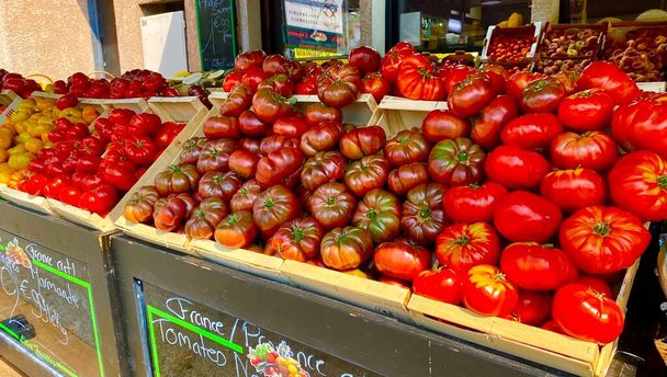 フランスの地元市場で新鮮なトマト - 写真・画像