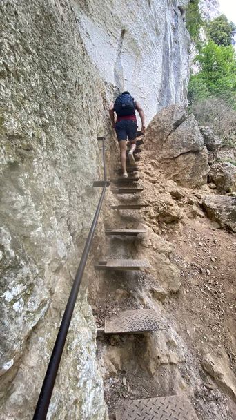 The footpaths in Imbut trail in the canyon of Verdon - Photo, Image