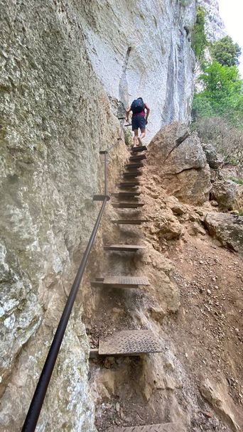The footpaths in Imbut trail in the canyon of Verdon - Photo, Image