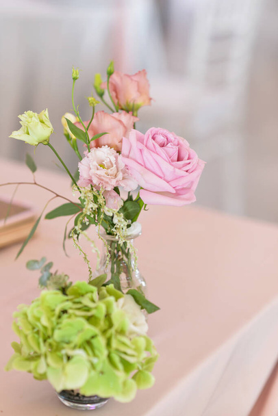 esküvő virágdísz az asztalon  - Fotó, kép