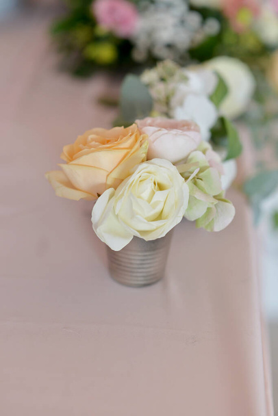 arreglos de flores de boda en la mesa  - Foto, imagen