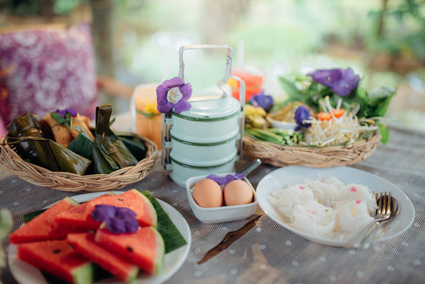 Traditionelles thailändisches Essen, Dessert, Getränk und frisches Obst der Saison. - Foto, Bild
