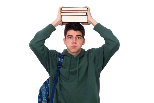 estudiante con libros y mochila aislados en blanco con expresión estresada o cansada - Foto, imagen