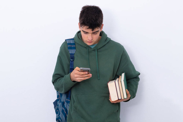 dospívající student s mobilním telefonem izolované - Fotografie, Obrázek