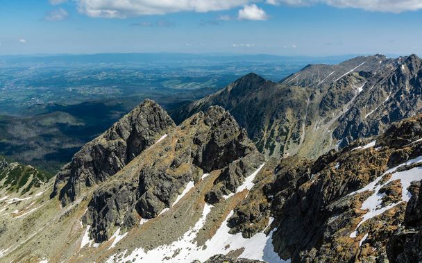 Ridge Koscielcow dans les Tatras polonaises. Une route d'alpinisme populaire parmi les jeunes adeptes de l'alpinisme. Il y a aussi un sentier de randonnée populaire menant à l'un des sommets de cette crête. - Photo, image