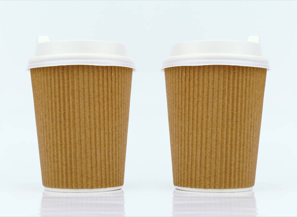 Blanco afhaalkoffie kopjes op witte achtergrond  - Foto, afbeelding