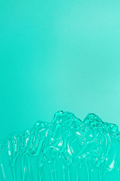 Kosmetické kosmetické čistého gel dezinfekční s bubliny textury na barevném pozadí. Byt ležel maketa, kopírovací prostor. - Fotografie, Obrázek