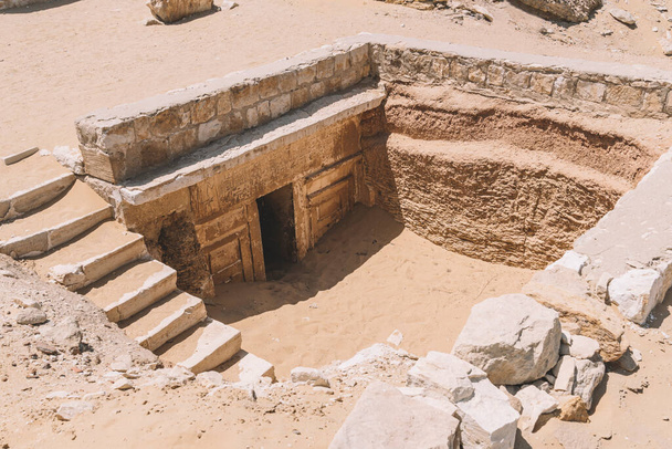 Архелогічний вхід біля піраміди Джосера в Саккарі (Єгипет). - Фото, зображення