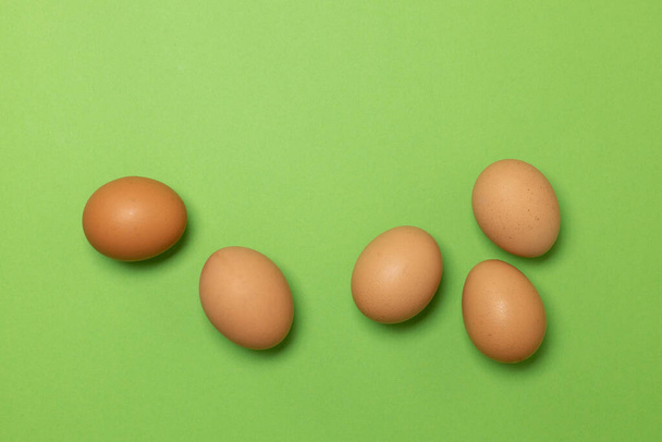 Velikonoční hnědé kuřecí vejce na zeleném pozadí - Fotografie, Obrázek