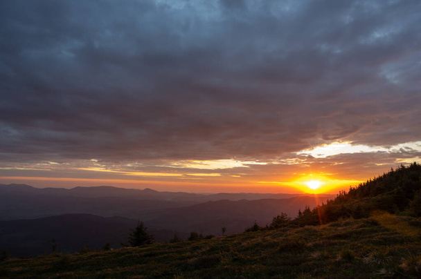 Schöner Sonnenaufgang in den ukrainischen Karpaten. Ruhe und Reisen in den Bergen. Morgenlandschaft - Foto, Bild