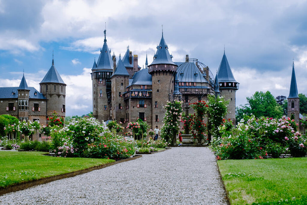 Замок де Утрехт, вид на замок де Утрехт в голландском городе Утрехт, нынешние здания которого построены на основе оригинального замка, датируются 1892 годом. - Фото, изображение