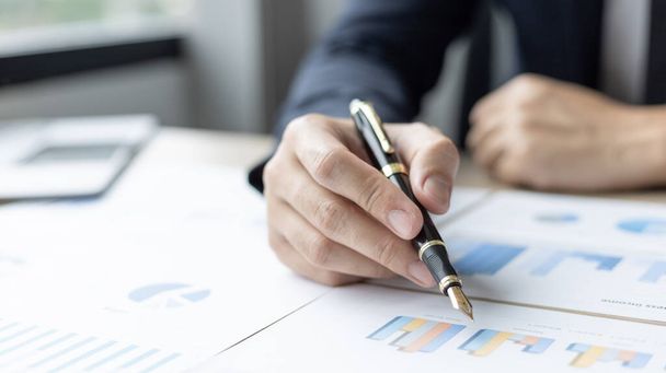 Financial businessman analyze the graph of the company's performance to create profits and growth, Market research reports and income statistics, Financial and Accounting concept. - Foto, afbeelding