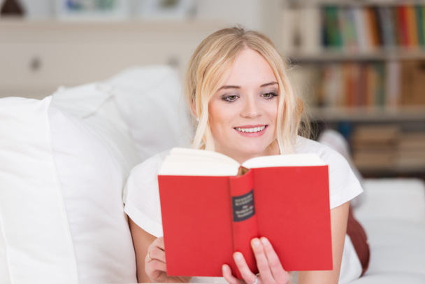 Beautiful woman relaxing with a good book - Foto, Imagem