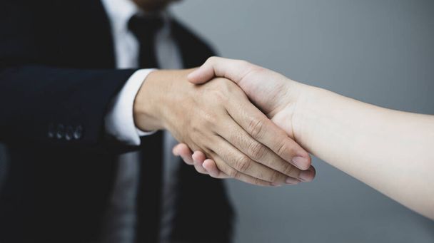 Business personage handshake, mulheres de negócios asiáticas parabeniza por ser uma parceria corporativa com investidores europeus do sexo masculino, Amizade, saudações em língua de sinais, negociações comerciais bem sucedidas. - Foto, Imagem