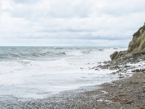Las olas de tormenta en una playa de piedra en un clima nublado. Paisajes naturales - Foto, Imagen