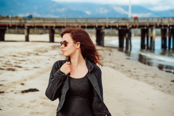 Χαριτωμένη γυναίκα περπατά στην παραλία στη Σάντα Μπάρμπαρα, Καλιφόρνια, ΗΠΑ - Φωτογραφία, εικόνα