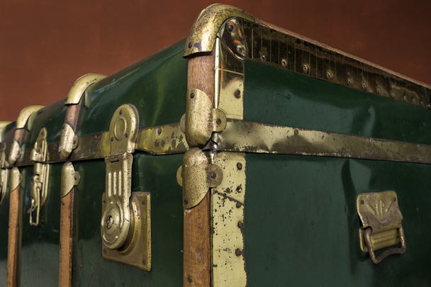 zelený kufr perspektiva - Fotografie, Obrázek