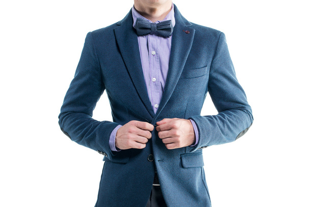 Bonito elegante jovem homem de moda em casaco smoking traje terno clássico e laço gravata isolada no branco
 - Foto, Imagem
