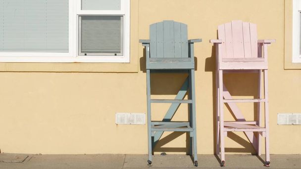 Életmentő székek Kaliforniában, USA. Életmentő magas hely az óceán partján. Los Angeles-i nyár. - Fotó, kép