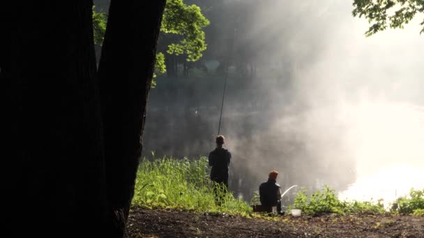 schöne Lage am See Morgennebel Kinder angeln mit Angelruten - Filmmaterial, Video