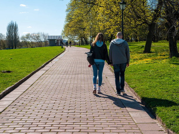 Москва, Россия - 1 мая 2021 года: Светлый солнечный весенний день в Коломенском парке, Москва. Семьи прогуливаются по большому парку и наслаждаются хорошей погодой в мае. - Фото, изображение