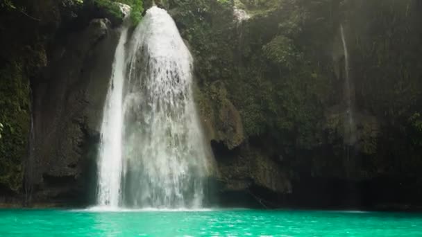 Piękny tropikalny wodospad. Cebu, Filipiny. - Materiał filmowy, wideo