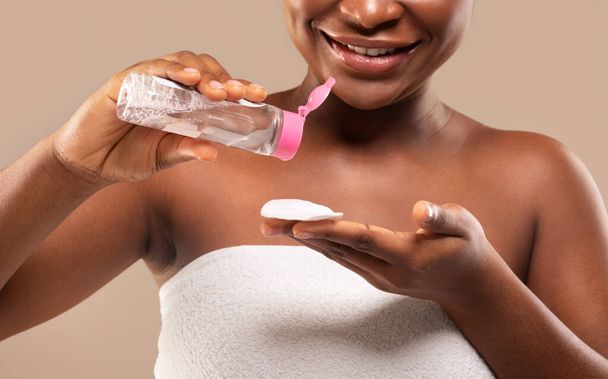 美人ルーチン。化粧水のためのミセル水を使用して黒の女性の閉鎖削除 - 写真・画像
