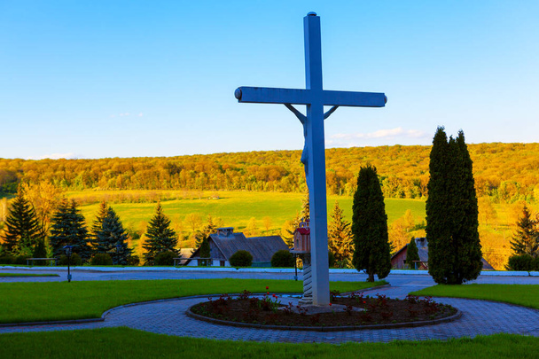 Paysage avec monument en croix. Crucifix symbole du christianisme  - Photo, image