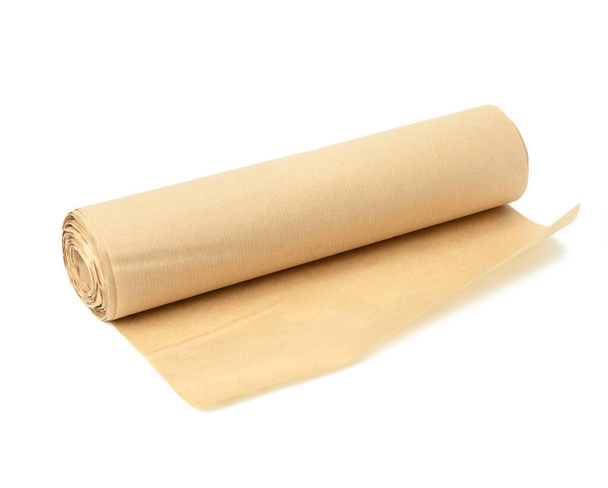 рулон коричневой пергаментной бумаги изолирован на белом фоне, для выпечки - Фото, изображение