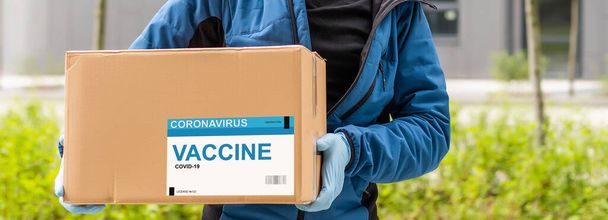 Primo piano di scatole di carta con vaccino coronavirus, spazio per la copia, pandemia mondiale, covid-19, quarantena, - Foto, immagini