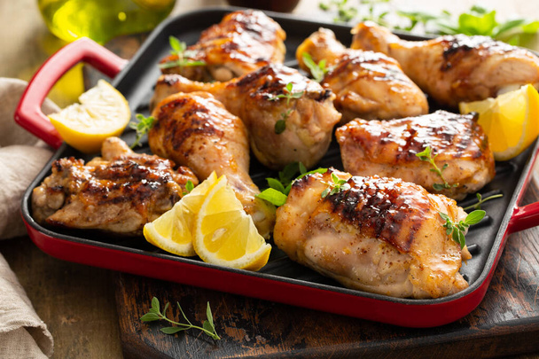 Grilled chicken thighs and drumsticks with honey glaze - Фото, изображение