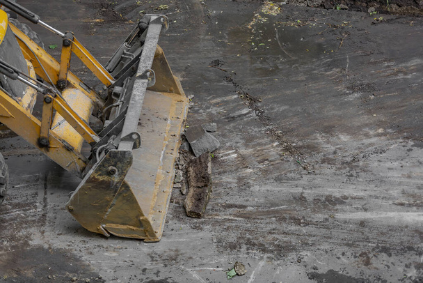 Grande robusto bulldozer strada gialla rinfresca asfalto pavimentazione e cordoli - Foto, immagini