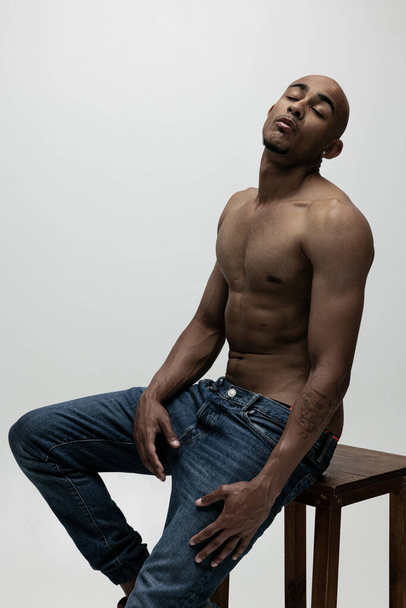 Muotokuva nuori lihaksikas Afrikkalainen mies, malli eristetty valkoisella taustalla. - Valokuva, kuva