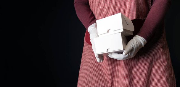 caixa branca entrega saco de compras pacote vermelho segurar mão cópia espaço preto fundo - Foto, Imagem