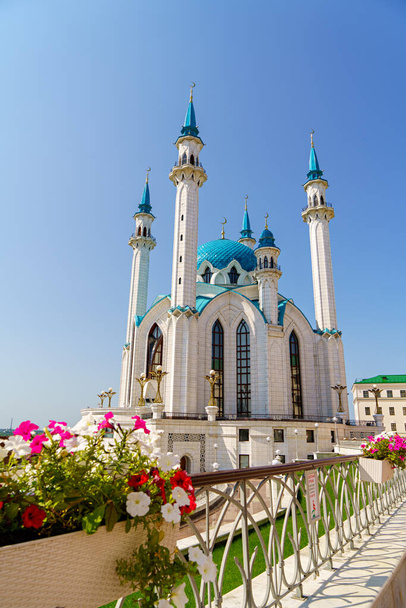 Kazan, Rusya. Kul Sharif Camii. Mavi minareleri ve kubbesi olan Kazan Kremlin bölgesinde bir cami. - Fotoğraf, Görsel