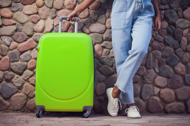 Vrouw met bagage buiten. Reizen, vakantie en lifestyle concept - Foto, afbeelding