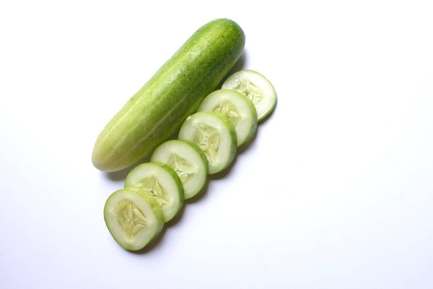 concombre vert frais et tranches isolées sur fond blanc - Photo, image