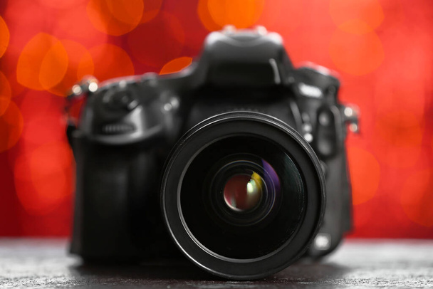 Câmera digital no fundo embaçado, close-up - Foto, Imagem