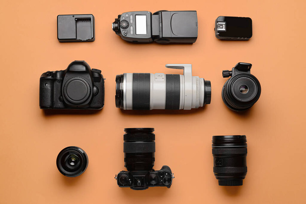 Ausrüstung moderner Fotografen auf farbigem Hintergrund - Foto, Bild