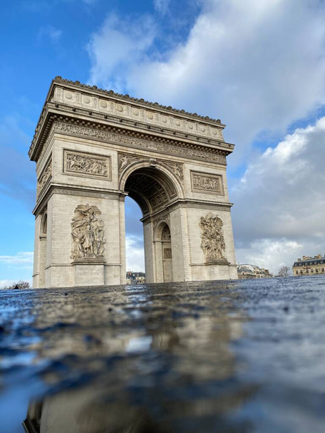 Pariisi, kaari de triomphe pilvisenä päivänä - Valokuva, kuva