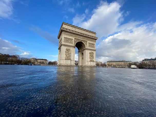 Paříž, Vítězný oblouk během zamračeného dne - Fotografie, Obrázek