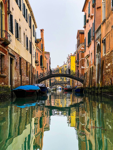 Lodě kotvící v blízkosti krásného malého mostu v Benátkách - Fotografie, Obrázek