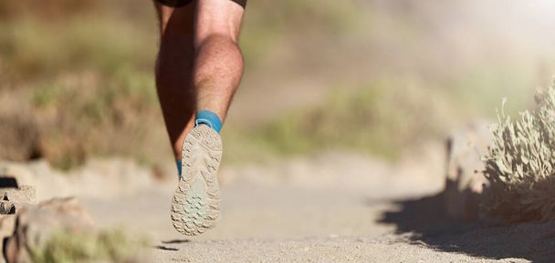 Trail Running bei sommerlichem Sonnenschein Konzept für Bewegung, Fitness und gesunden Lebensstil - Foto, Bild