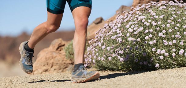 Trilha atleta correndo nas montanhas em terreno rochoso, detalhes sapatos esportivos - Foto, Imagem