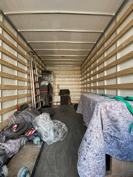 Innenansicht eines fahrenden Lastwagens voller Gegenstände - Foto, Bild