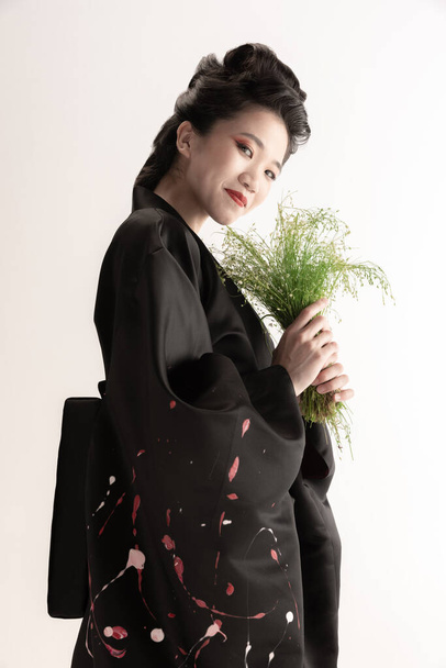 Portrét mladé krásné Japonky, žena v národním oblečení kimono pózování izolované přes bílé studio pozadí. - Fotografie, Obrázek