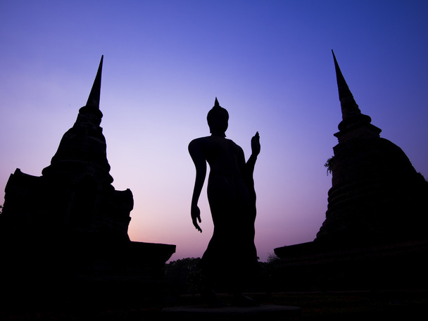 Статуя Будды и пагоды в Сумерках, исторический парк Сукхотай, Таиланд
 - Фото, изображение