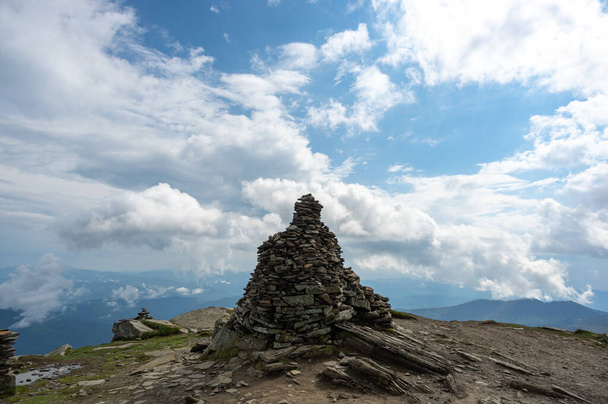Un mucchio di pietre su una cima di montagna nelle montagne carpatiche in estate in Ucraina - Foto, immagini