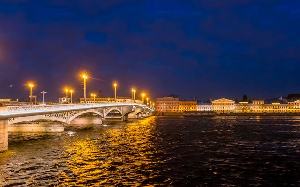 Благовещенский мост в белую ночь. Санкт-Петербург, Россия. (Благовещенский мост - первый постоянный мост, построенный через Большую Неву). 19 июня 2021 года. - Фото, изображение